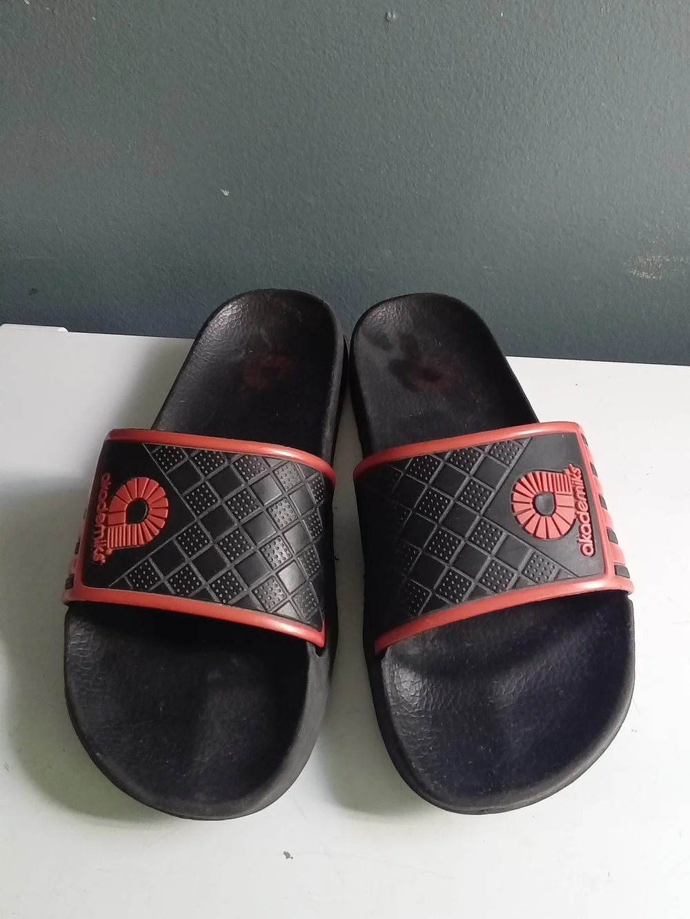 Akademiks Mens Black Red Athletic Slide Sandals Comfort Sport Slides Size 11-12